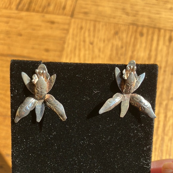 Beautiful Vintage Petite Sterling Orchid Earrings - Picture 10 of 15